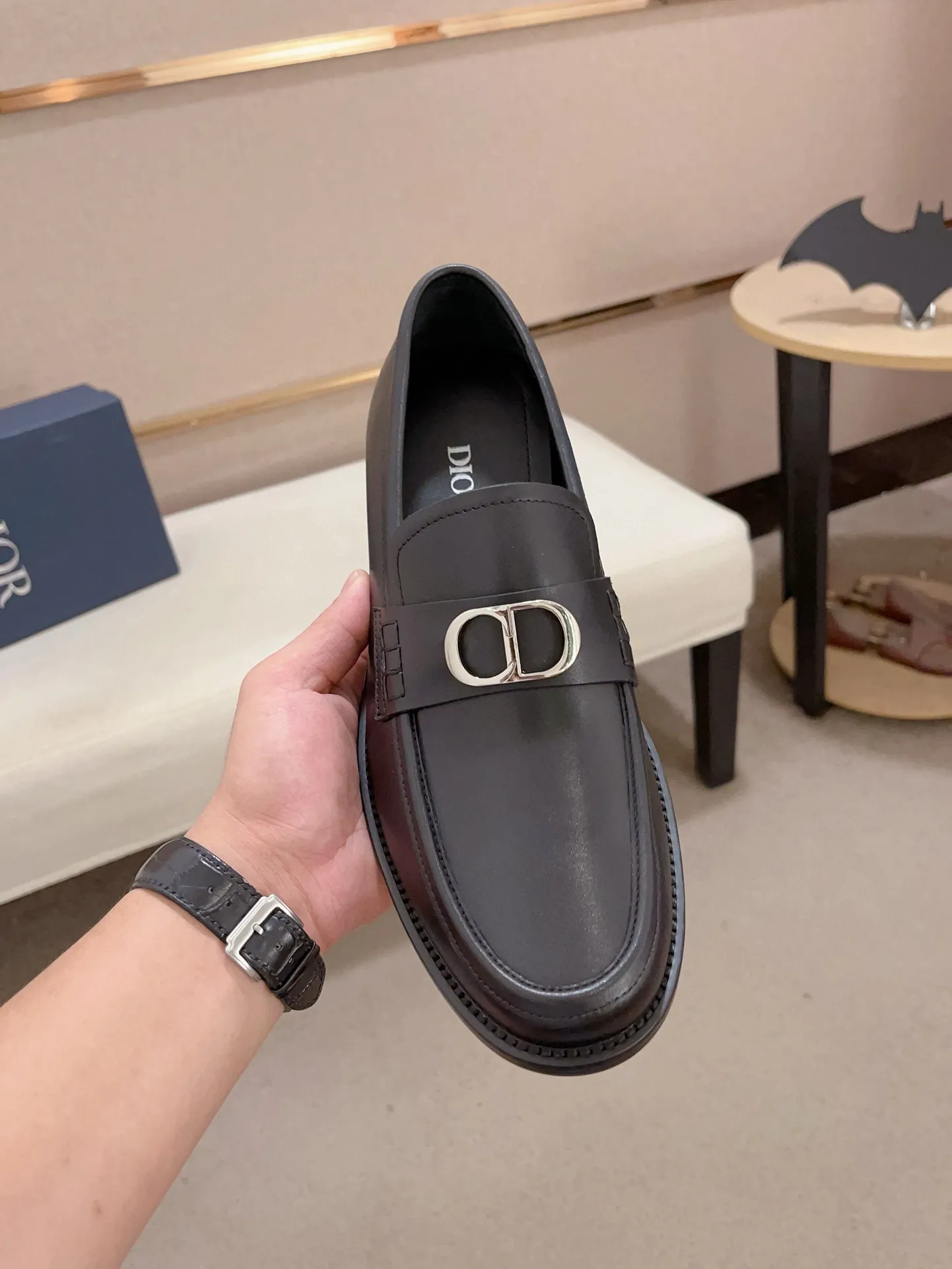 Men's shoes 💰: 560💰 High-end version of Dior Dior's new series. Famous actors and internet celebrities wear super popular designs. The sculptures of French artist Niki de Saint Phalle are designed as rings. Material: Imported original material ➕Painted cowhide Foot pads: cowhide Outsole: Rubber outsole Men's shoe size: 38~44 Can be customized to size 45